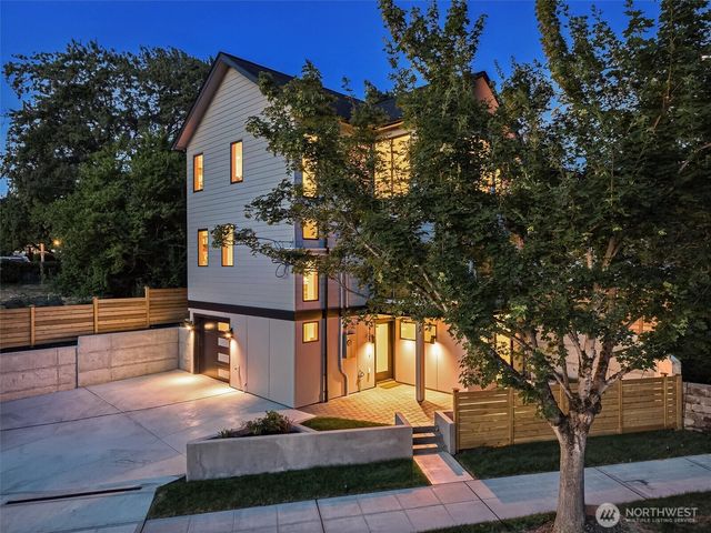 2726 NE Blakeley Street, Seattle, WA 98105
