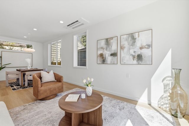 2726 NE Blakeley Street, Seattle, WA 98105