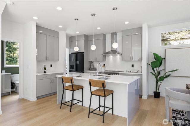 2726 NE Blakeley Street, Seattle, WA 98105