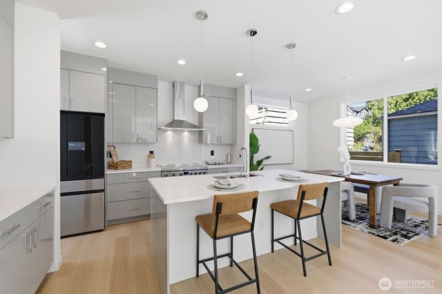2726 NE Blakeley Street, Seattle, WA 98105