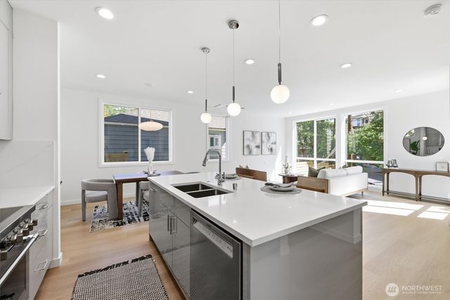 2726 NE Blakeley Street, Seattle, WA 98105