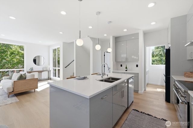 2726 NE Blakeley Street, Seattle, WA 98105