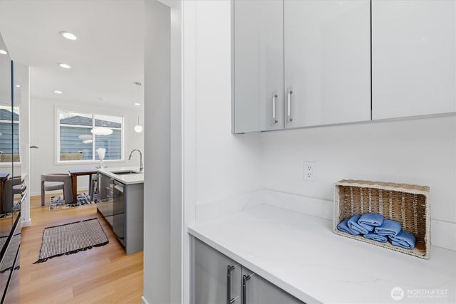 2726 NE Blakeley Street, Seattle, WA 98105