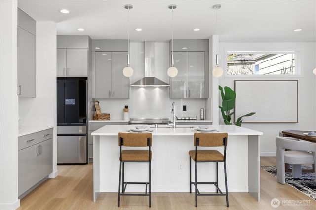 2726 NE Blakeley Street, Seattle, WA 98105