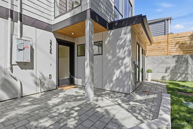 2726 NE Blakeley Street, Seattle, WA 98105