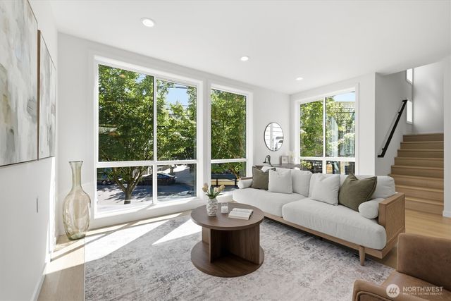 2726 NE Blakeley Street, Seattle, WA 98105