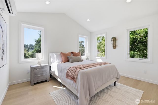 2726 NE Blakeley Street, Seattle, WA 98105
