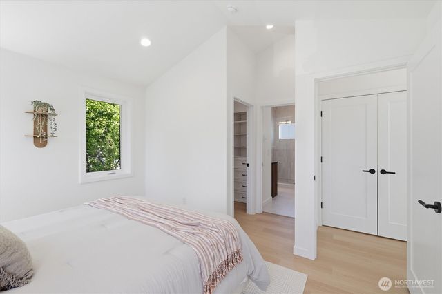 2726 NE Blakeley Street, Seattle, WA 98105