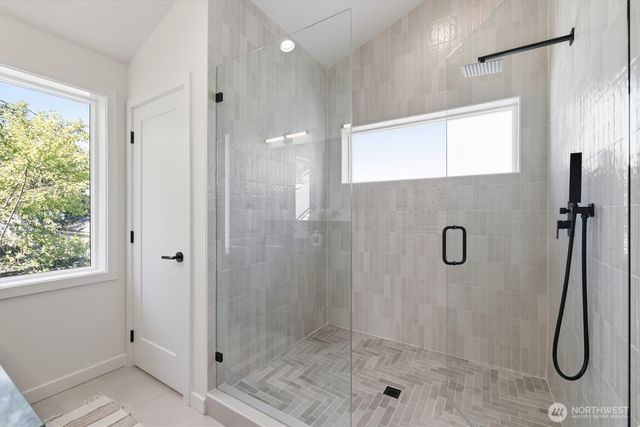 2726 NE Blakeley Street, Seattle, WA 98105
