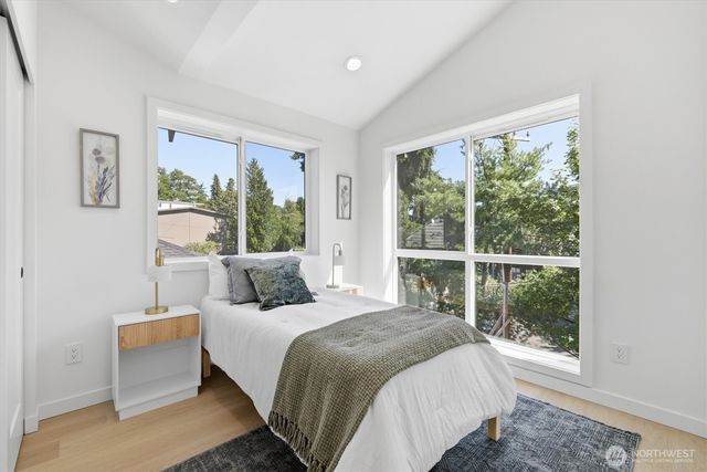 2726 NE Blakeley Street, Seattle, WA 98105
