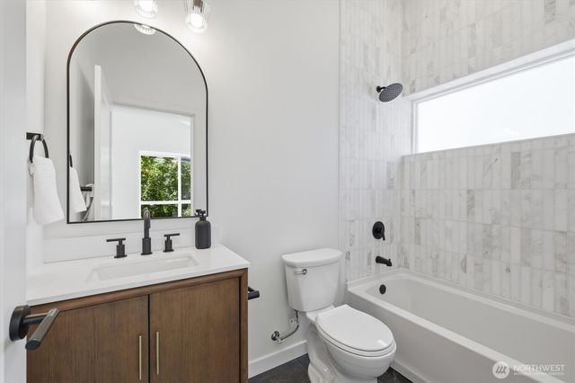 2726 NE Blakeley Street, Seattle, WA 98105