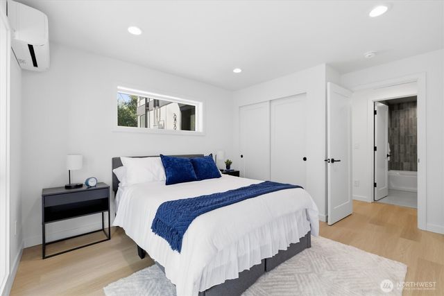 2726 NE Blakeley Street, Seattle, WA 98105