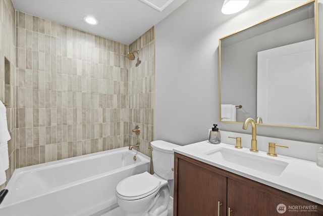 2726 NE Blakeley Street, Seattle, WA 98105