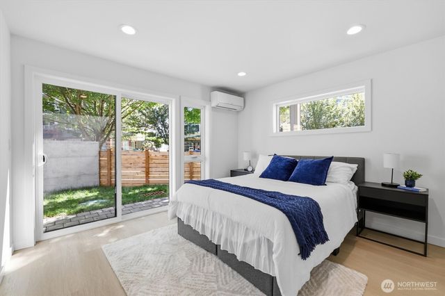 2726 NE Blakeley Street, Seattle, WA 98105