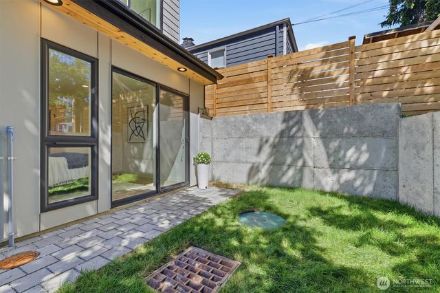 2726 NE Blakeley Street, Seattle, WA 98105