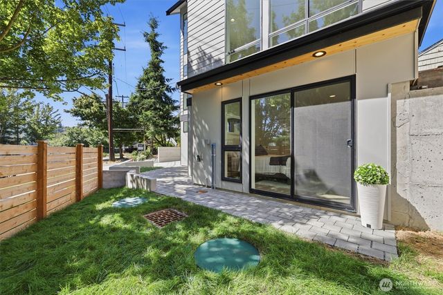 2726 NE Blakeley Street, Seattle, WA 98105