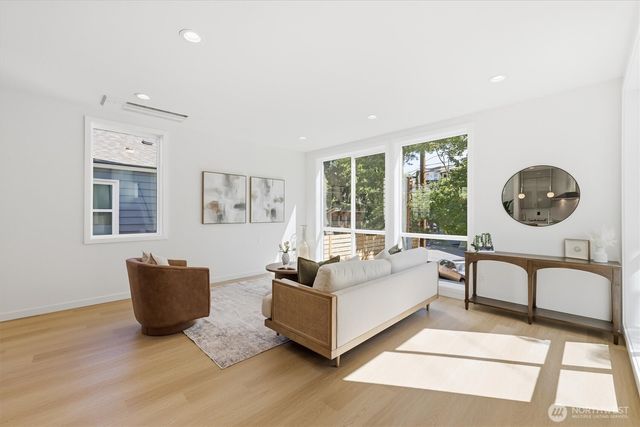 2726 NE Blakeley Street, Seattle, WA 98105