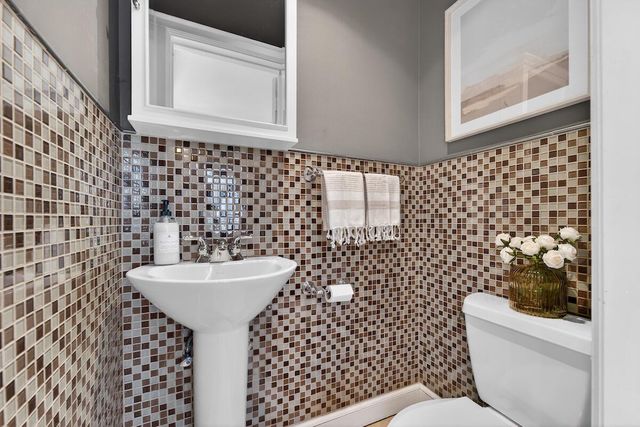 5058 N Kent AVENUE, Whitefish Bay, WI 53217