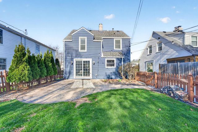 5058 N Kent AVENUE, Whitefish Bay, WI 53217