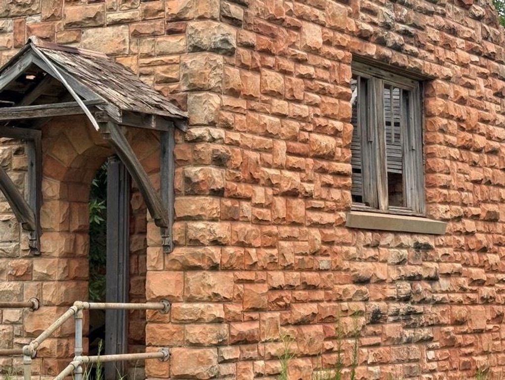 Image 9 of property listing at Address unavailable.