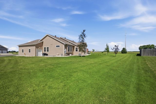 1406 W Summerwood Trail, Dilworth, MN 56529