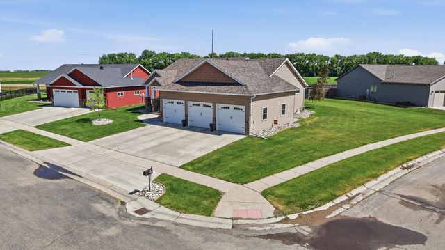 1406 W Summerwood Trail, Dilworth, MN 56529