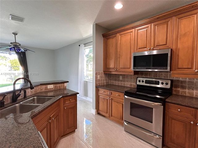 980 Golden Cane Dr, Weston, FL 33327