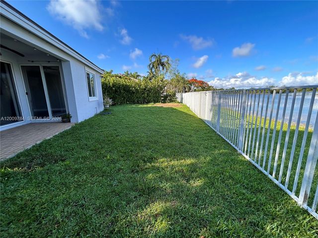 980 Golden Cane Dr, Weston, FL 33327