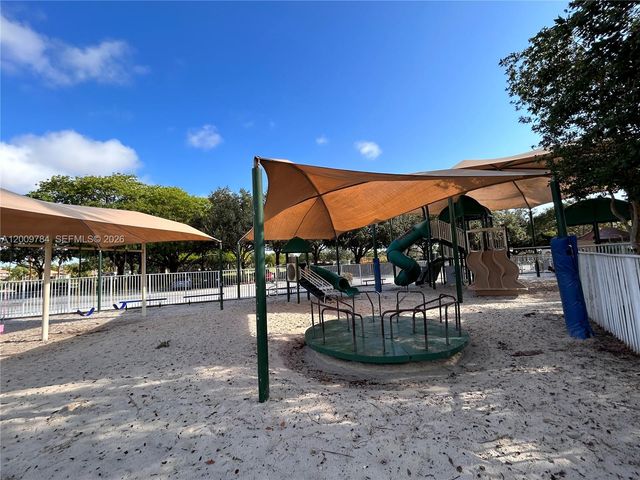 980 Golden Cane Dr, Weston, FL 33327