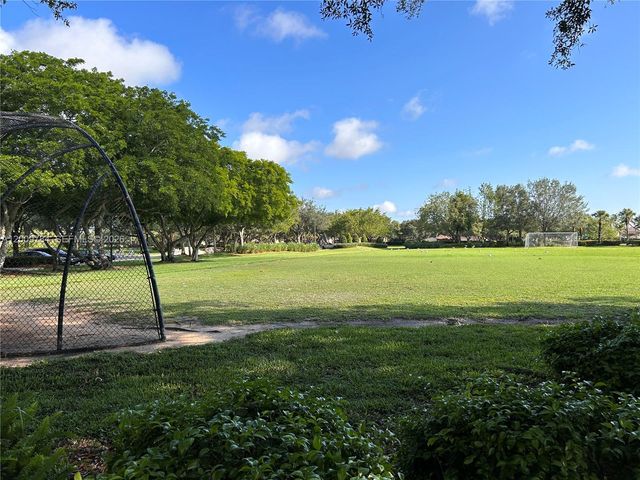 980 Golden Cane Dr, Weston, FL 33327