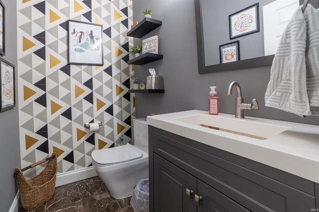 2177 Ledgewood Court, Newburgh, IN 47630