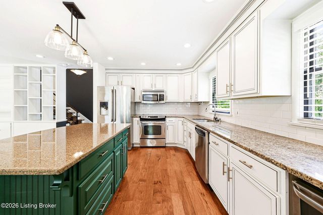 1007 Evergreen Rd, Anchorage, KY 40223