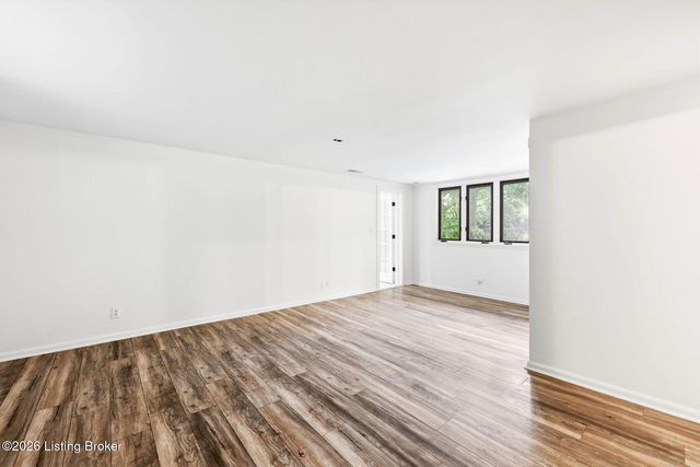 1007 Evergreen Rd, Anchorage, KY 40223
