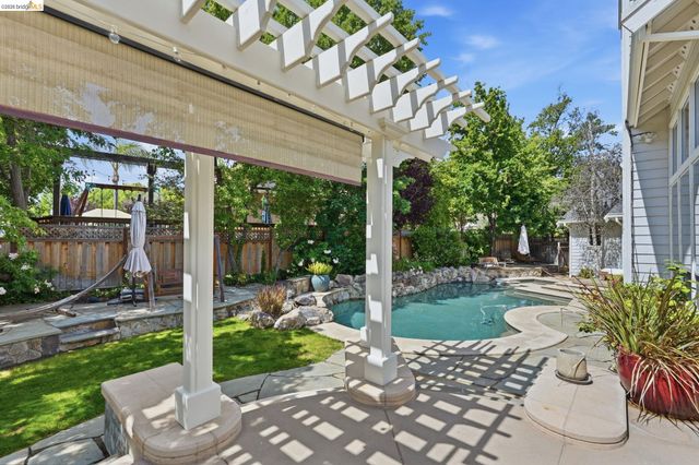 471 Silver Hollow Dr, Walnut Creek, CA 94598