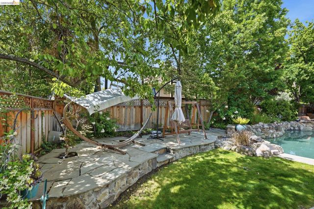 471 Silver Hollow Dr, Walnut Creek, CA 94598