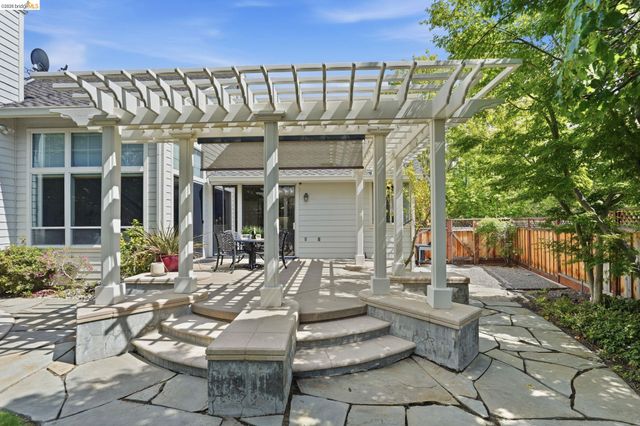 471 Silver Hollow Dr, Walnut Creek, CA 94598