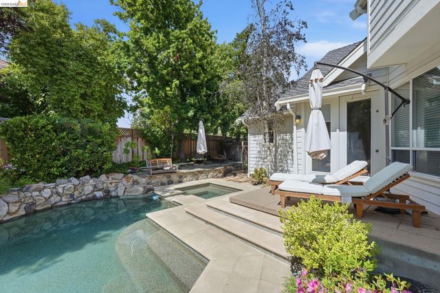 471 Silver Hollow Dr, Walnut Creek, CA 94598