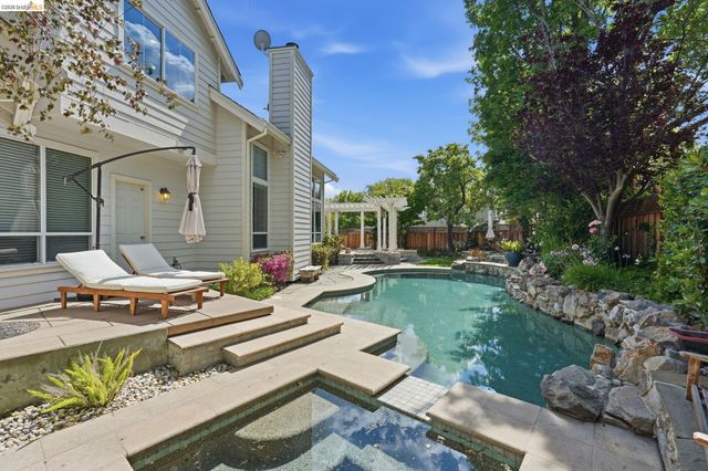 471 Silver Hollow Dr, Walnut Creek, CA 94598