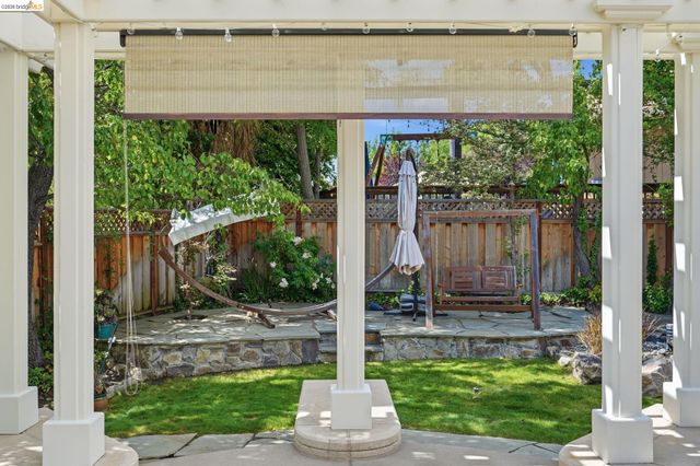 471 Silver Hollow Dr, Walnut Creek, CA 94598