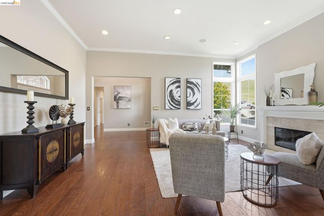471 Silver Hollow Dr, Walnut Creek, CA 94598