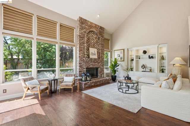 471 Silver Hollow Dr, Walnut Creek, CA 94598