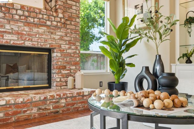 471 Silver Hollow Dr, Walnut Creek, CA 94598
