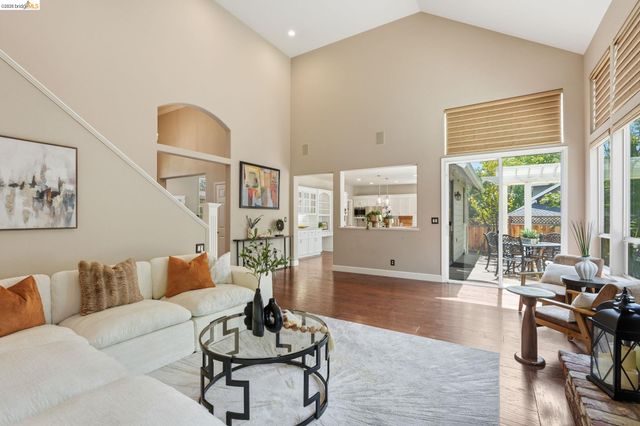 471 Silver Hollow Dr, Walnut Creek, CA 94598