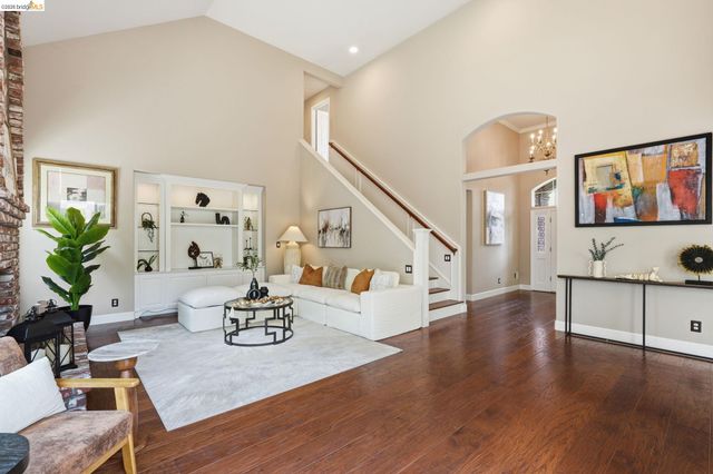 471 Silver Hollow Dr, Walnut Creek, CA 94598