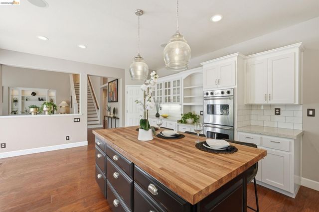 471 Silver Hollow Dr, Walnut Creek, CA 94598