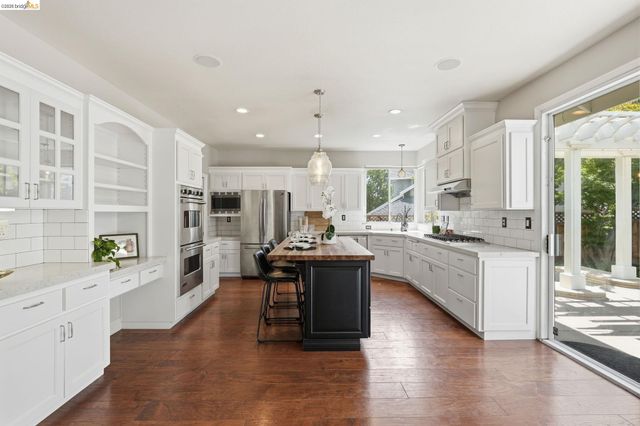 471 Silver Hollow Dr, Walnut Creek, CA 94598