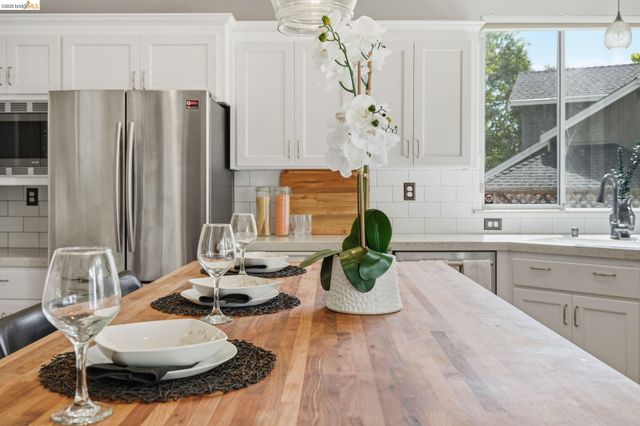 471 Silver Hollow Dr, Walnut Creek, CA 94598