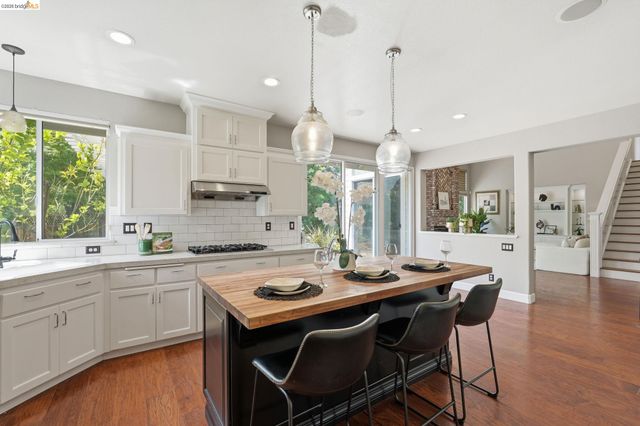 471 Silver Hollow Dr, Walnut Creek, CA 94598