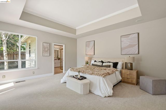 471 Silver Hollow Dr, Walnut Creek, CA 94598