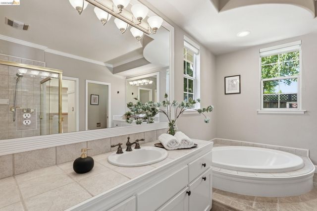 471 Silver Hollow Dr, Walnut Creek, CA 94598